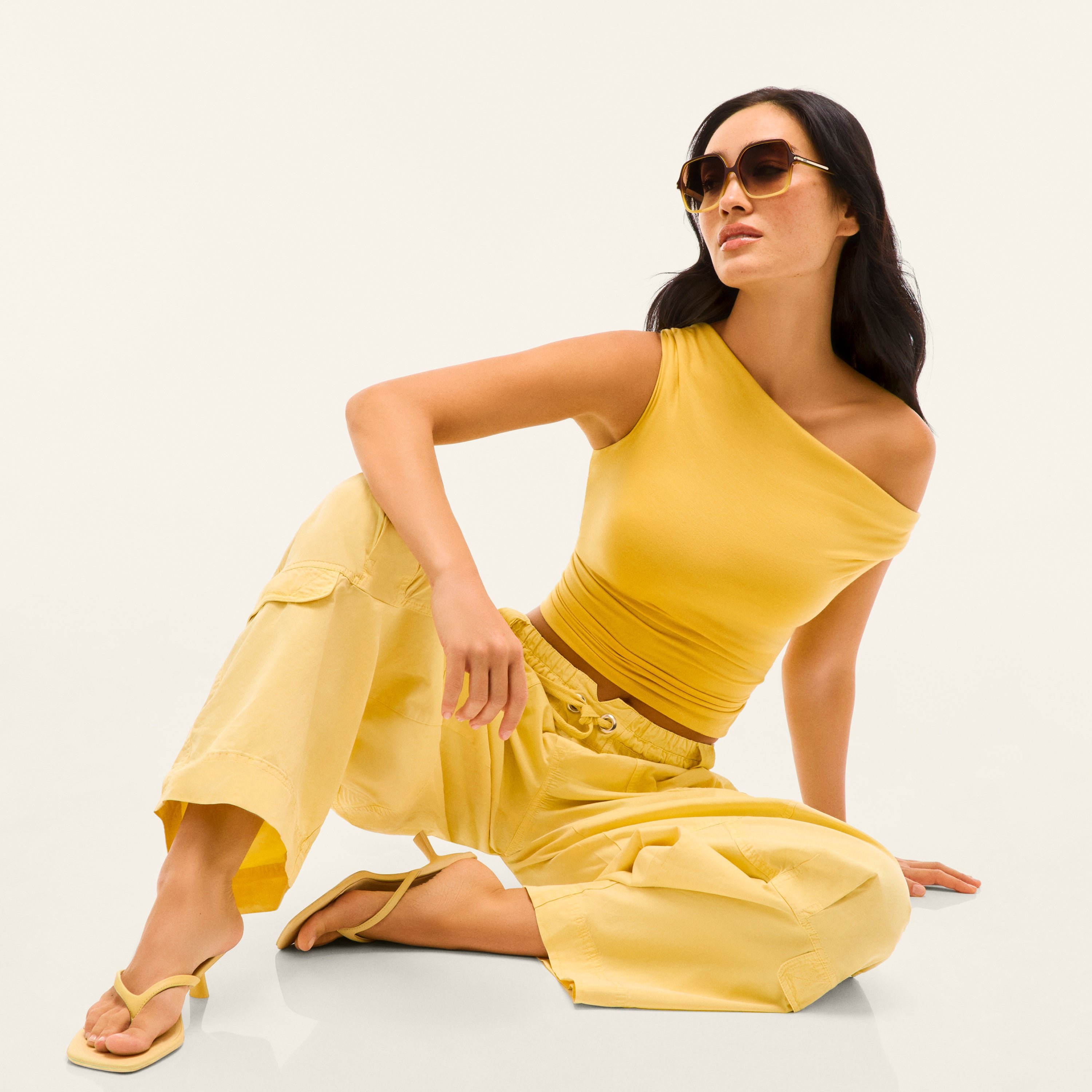 Quay Australia Press tour sunglasses Chocolate Peony Frame / Dark Fawn Lens QUAY AUSTRALIA Vibe Check Sunglasses - Black Square Frame  main image 2